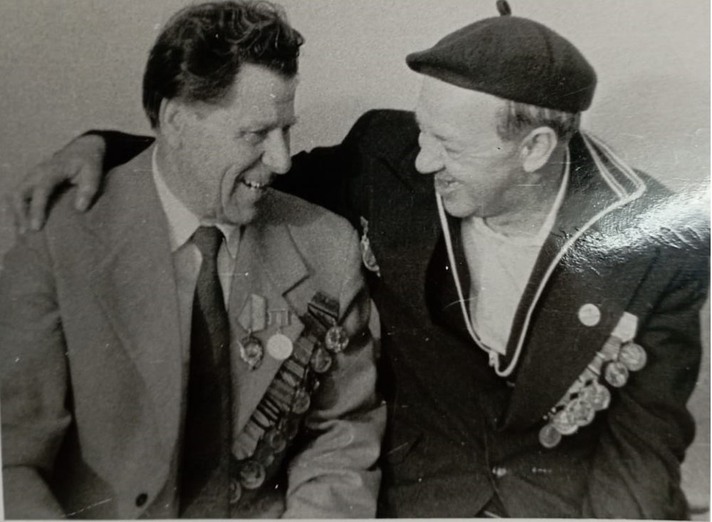 Л. Карасев справа